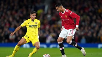 29 September 2021, United Kingdom, Manchester: Manchester United&#039;s Cristiano Ronaldo (R) and Villarreal&#039;s Yeremi Pino battle for the ball during the UEFA Champions League Group F soccer match between Manchester United and Villarreal CF at Old Tr