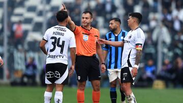 Futbol, Colo Colo vs Huachipato
Fecha 18, Liga de Primera 2025
El arbitro Diego Flores es fotografiado durante un partido de primera division entre Colo Colo contra Huachipato disputado en el estadio Monumental en Santiago, Chile.
03/08/2025
Felipe Zanca/Photosport
Football, Colo Colo vs Huachipato
18th turn, First Division League 2025
Referee Diego Flores is pictured during a first division match between Colo Colo against Huachipato at the Monumental stadium in Santiago, Chile.
03/08/2025
Felipe Zanca/Photosport