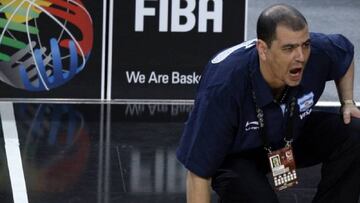 Sergio Hern&aacute;ndez dirige un partido FIBA de la selecci&oacute;n argentina.