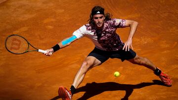 GRAFCAT9310. BARCELONA (ESPAÑA), 20/04/2023.- El tenista griego Stefanos Tsitsipa, durante su partido ante el canadiense Denis Shapovalov , correspondiente a la cuarta ronda del Barcelona Open Banc Sabadell-Trofeo Conde de Godó, disputado este jueves en la pista Rafa Nadal del RCT Barcelona-1899.  Stefanos Tsitsipas ganó (6,3 y 6,2).EFE/ Enric Fontcuberta
