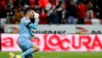 MEX6550. TOLUCA (MÉXICO), 13/10/2022.- Tiago Volpi del Toluca celebra un gol anotado al Santos, durante un partido de Cuartos de Final del torneo Apertura 2022 de la Liga MX, disputado en el estadio Nemesio Diez, en Toluca (México). EFE/ Alex Cruz