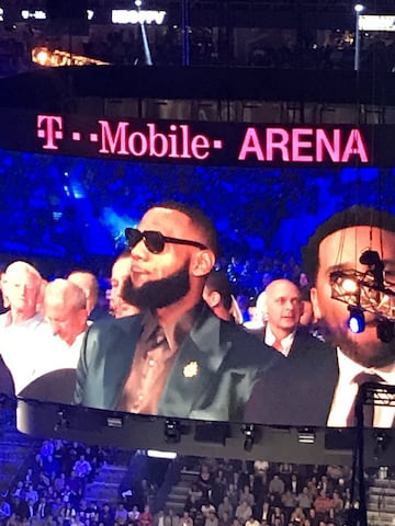 Una gran lista de deportistas y famosos se hicieron presentes en la pelea del año celebrada en la T-Mobile Arena de Las Vegas, entre ellos Will Smith y Lebron James.