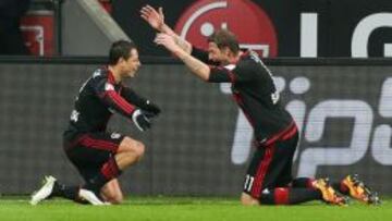 Chicharito y Kiessling celebran el tercer gol del Bayer contra el Hannover.