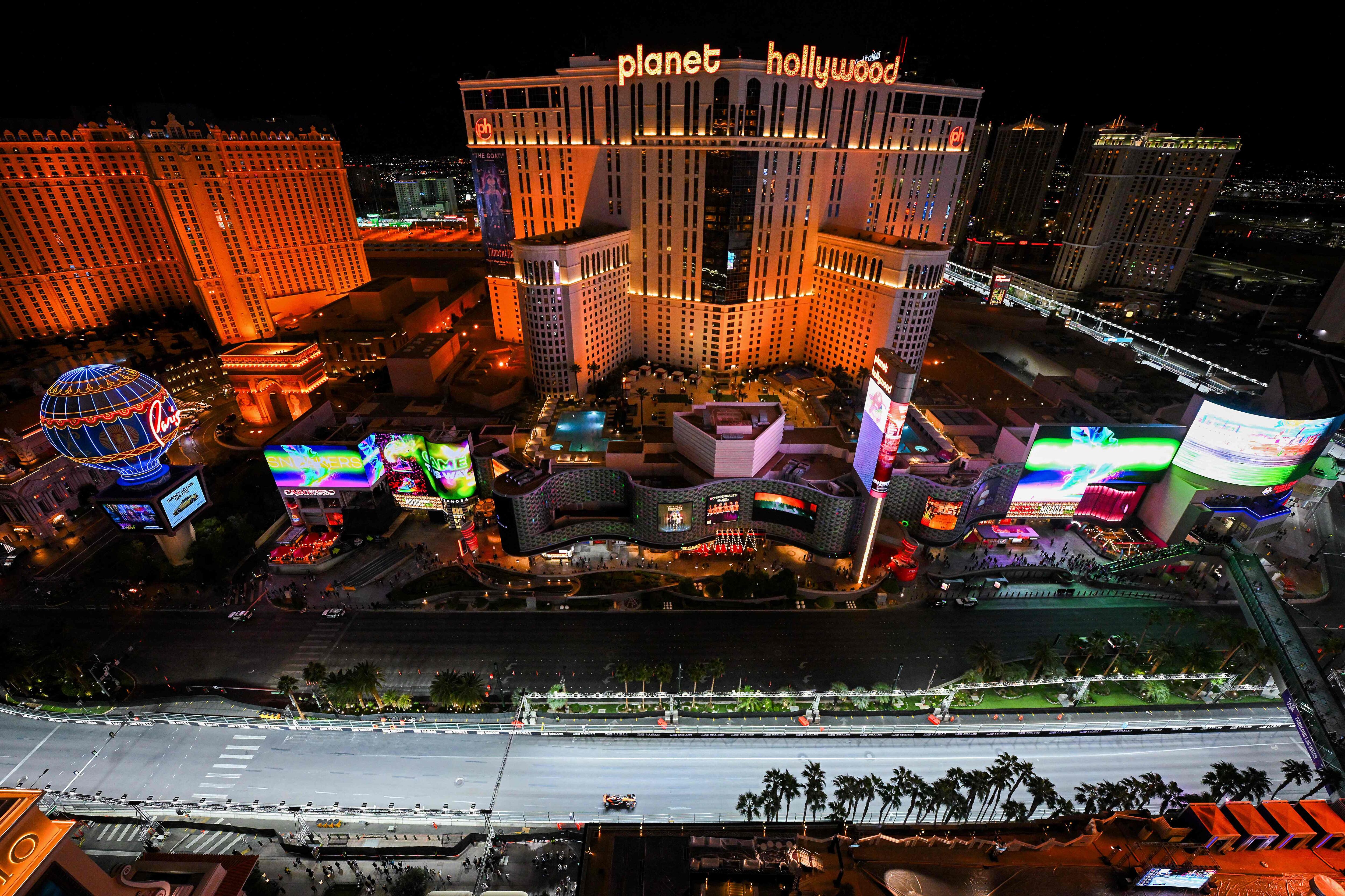 LAS VEGAS, NEVADA - NOVEMBER 20: Oscar Piastri of Australia driving the (81) McLaren MCL39 Mercedes on track during practice ahead of the F1 Grand Prix of Las Vegas at Las Vegas Strip Circuit on November 20, 2025 in Las Vegas, Nevada.   Clive Mason/Getty Images/AFP (Photo by CLIVE MASON / GETTY IMAGES NORTH AMERICA / Getty Images via AFP)