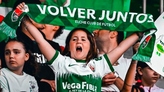 Una niña aficionada al Elche anima a su equipo en el estadio.
