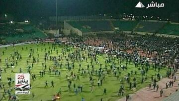 Aficionados en Egipto dentro de la cancha.