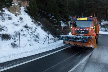 Una máquina quitanieves apartando la nieve en la carretera de acceso al Puerto de Navacerrada en Madrid. La Agencia de Seguridad y Emergencias de la Comunidad de Madrid (ASEM 112) ha activado la situación 0 de la fase de alerta del Plan Especial de Protección Civil Ante Inclemencias Invernales por previsión de la Agencia Estatal de Meteorología (Aemet) de vientos y nieve en la Sierra. Además, la Aemet mantiene el nivel de alerta amarillo por nevadas. Se espera una acumulación de nieve hasta los cinco centímetros a partir de los 1.000 metros y hay alerta por viento con rachas de hasta 80 kilómetros por hora. El servicio del 112 de la Comunidad de Madrid ha informado de la obligatoriedad del uso de cadenas o de neumáticos de invierno homologados.