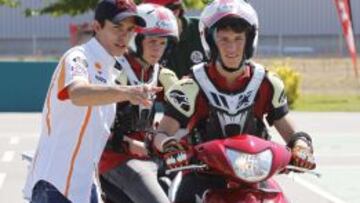 Marc M&aacute;rquez da explicaciones a un grupo de j&oacute;venes en las instalaciones del Honda Instituto de Seguridad en Santa Perp&egrave;tua de Mogoda (Barcelona).