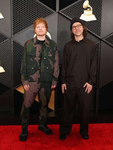 Ed Sheeran y Aaron posan en la alfombra roja de los Grammys 2024 celebrados en el Crypto.com Arena situado en la ciudad de Los Ángeles, en California.