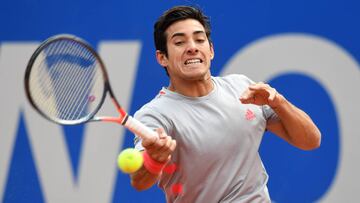Chile's Christian Garin returns the ball to Italy's Matteo Berrettini at the ATP tennis Open in Munich, southern Germany, on May 5, 2019. (Photo by Christof STACHE / AFP)
