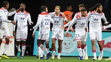 Lyon's Dutch forward Memphis Depay (C) celebrates with teammates after scoring during the French L1 football match Guingamp against Lyon in Le Roudourou stadium in Guingamp, western France on November 10, 2018. (Photo by FRED TANNEAU / AFP)