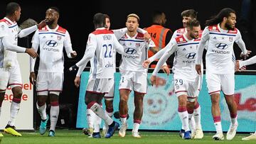 Lyon&#039;s Dutch forward Memphis Depay (C) celebrates with teammates after scoring during the French L1 football match Guingamp against Lyon in Le Roudourou stadium in Guingamp, western France on November 10, 2018. (Photo by FRED TANNEAU / AFP)