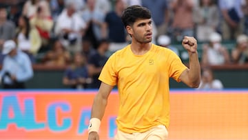 Carlos Alcaraz celebra su victoria contra Grigor Dimitrov en Indian Wells.