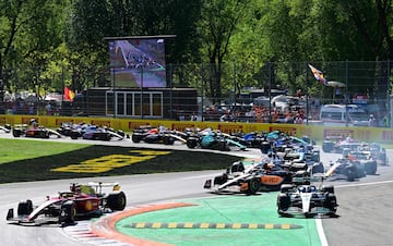 El piloto monegasco de Ferrari Charles Leclerc  y el piloto británico de Mercedes George Russell  lideran al inicio del Gran Premio de Fórmula Uno de Italia en el circuito Autodromo Nazionale de Monza.