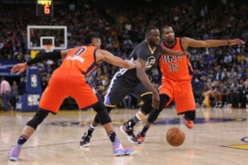 Draymond Green dribla a Russell Westbrook.