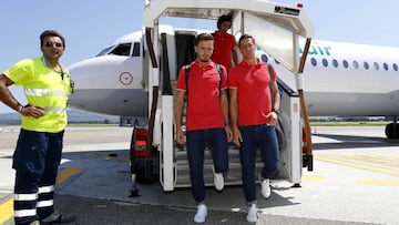 Torres y Sa&uacute;l, a su llegada al aeropuerto de Lamezia Terme.