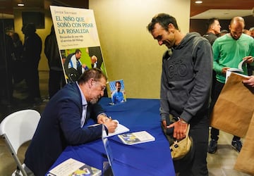 Souvirón firma un ejemplar al ciclista Luis Ángel Maté.