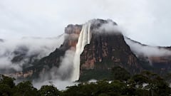 La cascada más alta del mundo tiene una altura de 979 metros, siendo de esos 807 de caída ininterrumpida. Se encuentra en el parque nacional Canaima, en el estado de Bolívar en Venezuela.