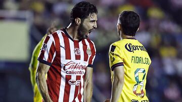MEX8741. CIUDAD DE MÉXICO (MÉXICO), 14/09/2024.- Antonio Briseño (i) delGuadalajara reacciona ante Alvaro Fidalgo de América este sábado, durante un partido correspondiente a la jornada 7 del torneo Apertura 2024 en el estadio Ciudad de los Deportes en Ciudad de México (México). EFE/ Sáshenka Gutiérrez