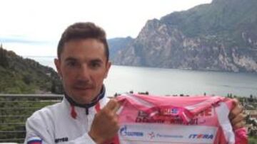 <b>RELAJADO. </b>A orillas del Lago Garda, Purito Rodríguez enseña la maglia rosa en el día de descanso. Ahora viene la parte más dura del Giro.