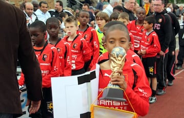 Desde pequeño resaltó sobre el resto de su generación gracias a su nivel y técnica con el balón. Ya mostraba cosas diferentes.