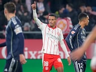 GIRONA, 30/11/2025.- El centrocampista marroquí del Girona, Azzedine Ounahi, celebra el primer gol de su equipo durante el partido correspondiente a la jornada 14 de LaLiga entre Girona y Real Madrid celebrado este domingo en el estadio Montilivi de Girona. EFE / David Borrat.