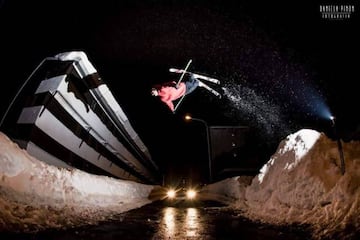 Front Flip nocturno sobre la carretera.