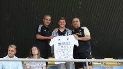 El ciclista belga Remco Evenepoel posa con una camiseta del Burgos durante el amistoso ante la Cultural Leonesa.