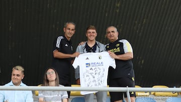 El ciclista belga Remco Evenepoel posa con una camiseta del Burgos durante el amistoso ante la Cultural Leonesa.