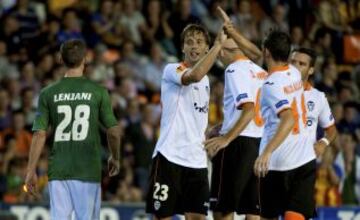 Valencia-St. Gallen. Sergio Canales celebra con el equipo el 5-0.