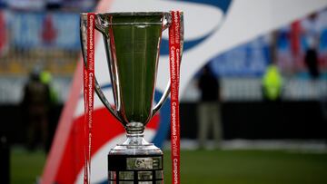 Futbol, Everton vs Universidad Catolica.
Fecha 34, campeonato Nacional 2021.
La copa de campeon es fotografiada tras el partido de primera division entre Everton y Universidad Catolica disputado en el estadio Sausalito de Vina del Mar, Chile.
04/12/2021
Andres Pina/Photosport
Football, Everton vs Universidad Catolica.
34th date, 2021 National Championship.
National Championship trophy is pictured after the first division match between Everton and Universidad Catolica held at the Sausalito stadium in Vina del Mar, Chile.
04/12/2021
Andres Pina/Photosport