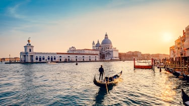 Venecia es un laberinto acuático compuesto por más de 170 canales que conectan unas 120 islas. Estas vías navegables, que suman unos 42 kilómetros de recorrido total, tienen profundidades variables.