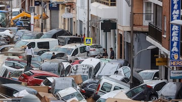 Decenas de coches amontonados, a 31 de octubre de 2024, en Sedaví, Valencia, Comunidad Valenciana (España). Esta mañana se han reanudado las labores de búsqueda de los desaparecidos en las zonas afectadas por la ana en la Comunidad Valenciana, que se ha cobrado la vida de más de 100 personas, por el momento. Además, los daños materiales son incontables con carreteras cortadas y zonas aisladas por el agua, el barro y los corrimientos de tierra. Muchos municipios están sin agua potable y unas 75.000 personas se encuentran sin suministro eléctrico en la provincia de Valencia a consecuencia del temporal. Esta DANA es la catástrofe atmosférica más trágica que se haya registrado en España en más de medio siglo.
31 OCTUBRE 2024;DANA;RIADA;UTIEL;COCHES;TRAGEDIA;BARRO;COMUNIDAD VALENCIANA;;PIXELADA
Rober Solsona / Europa Press
31/10/2024
