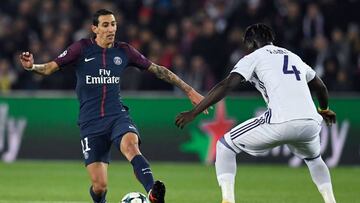 Paris Saint-Germain's Argentinian forward Angel Di Maria (L) vies for the ball with Anderlecht's Senegalese defender Serigne Mbodji during the UEFA Champions League Group B football match between Paris Saint-Germain (PSG) and Anderlecht (RSCA) on October 31, 2017, at the Parc des Princes stadium in Paris. / AFP PHOTO / CHRISTOPHE SIMON