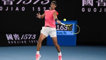 Rafa Nadal golpea una bola durante su partido ante Nick Kyrgios en el Open de Australia 2020.