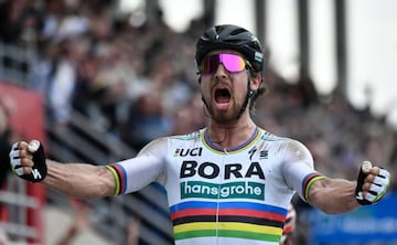 Peter Sagan celebra su triunfo en Roubaix en 2018.