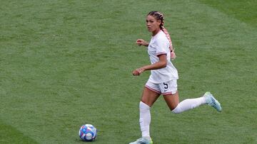 Trinity Rodman controla un balón.