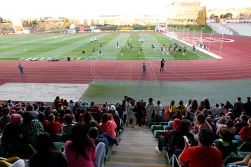 Aficionados en las gradas del campo principal de La Ciudad del Fútbol en la sesión vespertina.