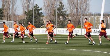 Los jugadores del Madrid, durante el último entrenamiento antes de medirse con el Atalanta.