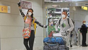 GRAFCVA3437. ALICANTE, 25/03/2020.- Treinta y nueve españoles que, en su mayoría, estaban de vacaciones en Bali (Indonesia) acaban de regresar a consecuencia de la pandemia del coronavirus tras más de 32 horas de viaje en un avión que ha hecho escala en Tailandia, India, Rusia y Lituania antes de aterrizar en Alicante.EFE/ Morell