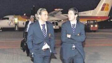 <b>NOVEDAD. </b>Sergio García, que será hoy titular, desciende del avión a la llegada ayer a Santander.