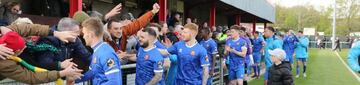 Jugadores del FC United saludan a sus aficionados al acabar un partido.