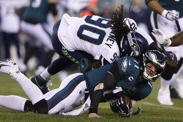 Carson Wentz sali&oacute; en el primer cuarto del encuentro de su debut en playoffs y no regres&oacute; tras el golpe que recibi&oacute; de Jadeveon Clowney.