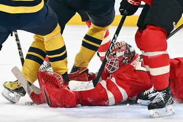 Jordan Binnington, de Canad, tiende la red contra el equipo de Suecia durante el tiempo extra en el enfrentamiento de las Cuatro Naciones de la NHL que se disputa en Montreal (Canad). Canad se impuso a Suecia (4-3) en este torneo de hockey sobre hielo en el que tambin compiten las selecciones de Estados Unidos y Finlandia. 