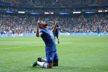 0-1. Olivier Giroud celebró el primer gol.