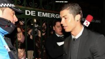 <b>GRAN RECIBIMIENTO. </b>400 personas dieron la bienvenida al Madrid en la estación de Valladolid.