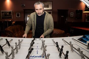 Farid Lounas, presidente de la Federación Internacional de Fútbol de Mesa, juega en un Futbolín Infinity.