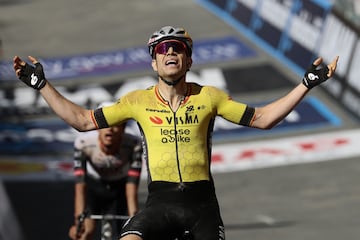 Van Aert, emocionado tras ganar la etapa.