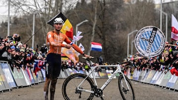 Mathieu van der Poel, tras cruzar la línea de meta.