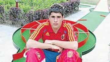 <b>UN AUTÉNTICO 'GUNNER'. </b>Fran Mérida, con las camisetas del Arsenal y de la Selección.
